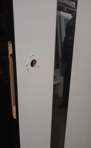 Дверь GALANT Z1 эмалит серый №1243: Имеются врезки под петли, замок и ручку, Царапина на стекле.