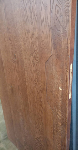 Дверь Legno V, МОРЕНЫЙ ДУБ №1540: Изогнуто полотно, имеются врезки под петли, замок и ручку.