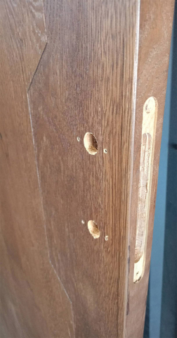 Дверь Legno V, МОРЕНЫЙ ДУБ №1541: Изогнуто полотно, имеются врезки под петли, замок и ручку.