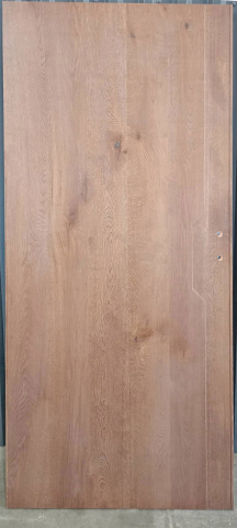Дверь Legno V, МОРЕНЫЙ ДУБ №1543: Изогнуто полотно, имеются врезки под петли, замок и ручку.
