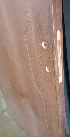 Дверь Legno V, МОРЕНЫЙ ДУБ №1543: Изогнуто полотно, имеются врезки под петли, замок и ручку.