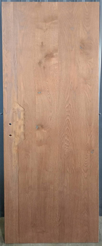 Дверь Legno V, МОРЕНЫЙ ДУБ №1546: Изогнуто полотно, имеются врезки под петли, замок и ручку.
