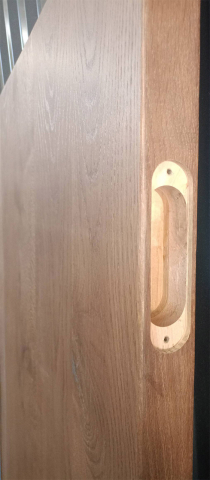 Дверь Legno V, МОРЕНЫЙ ДУБ №1546: Изогнуто полотно, имеются врезки под петли, замок и ручку.